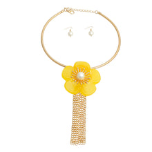 Load image into Gallery viewer, Marbled Yellow Flower Fringe Necklace
